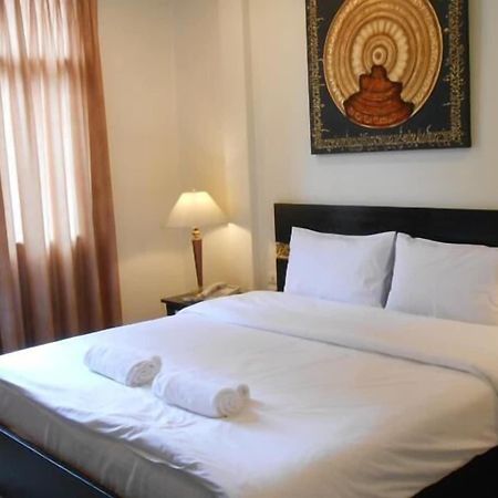 The Bang Khun Phrom Suites Bangkok Exteriör bild