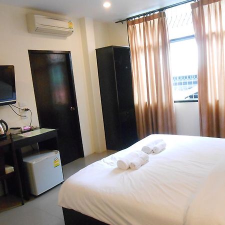 The Bang Khun Phrom Suites Bangkok Rum bild