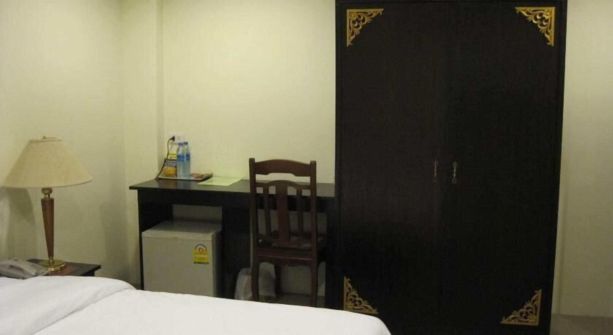 The Bang Khun Phrom Suites Bangkok Exteriör bild