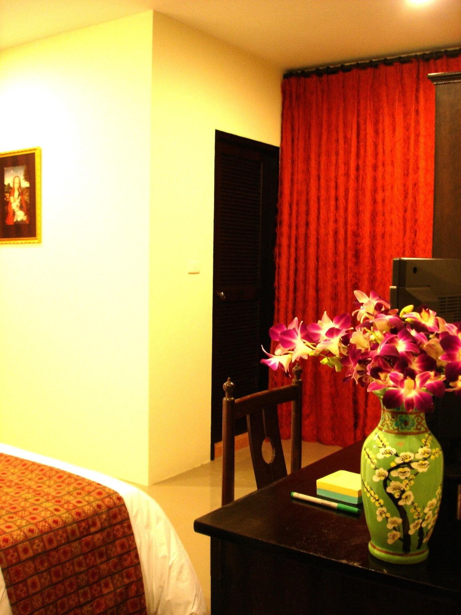 The Bang Khun Phrom Suites Bangkok Exteriör bild