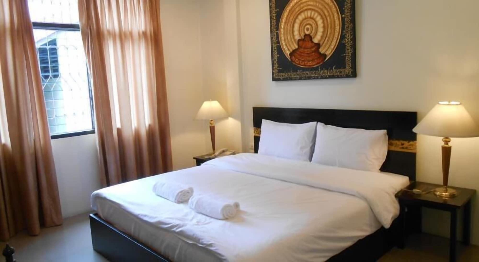 The Bang Khun Phrom Suites Bangkok Exteriör bild