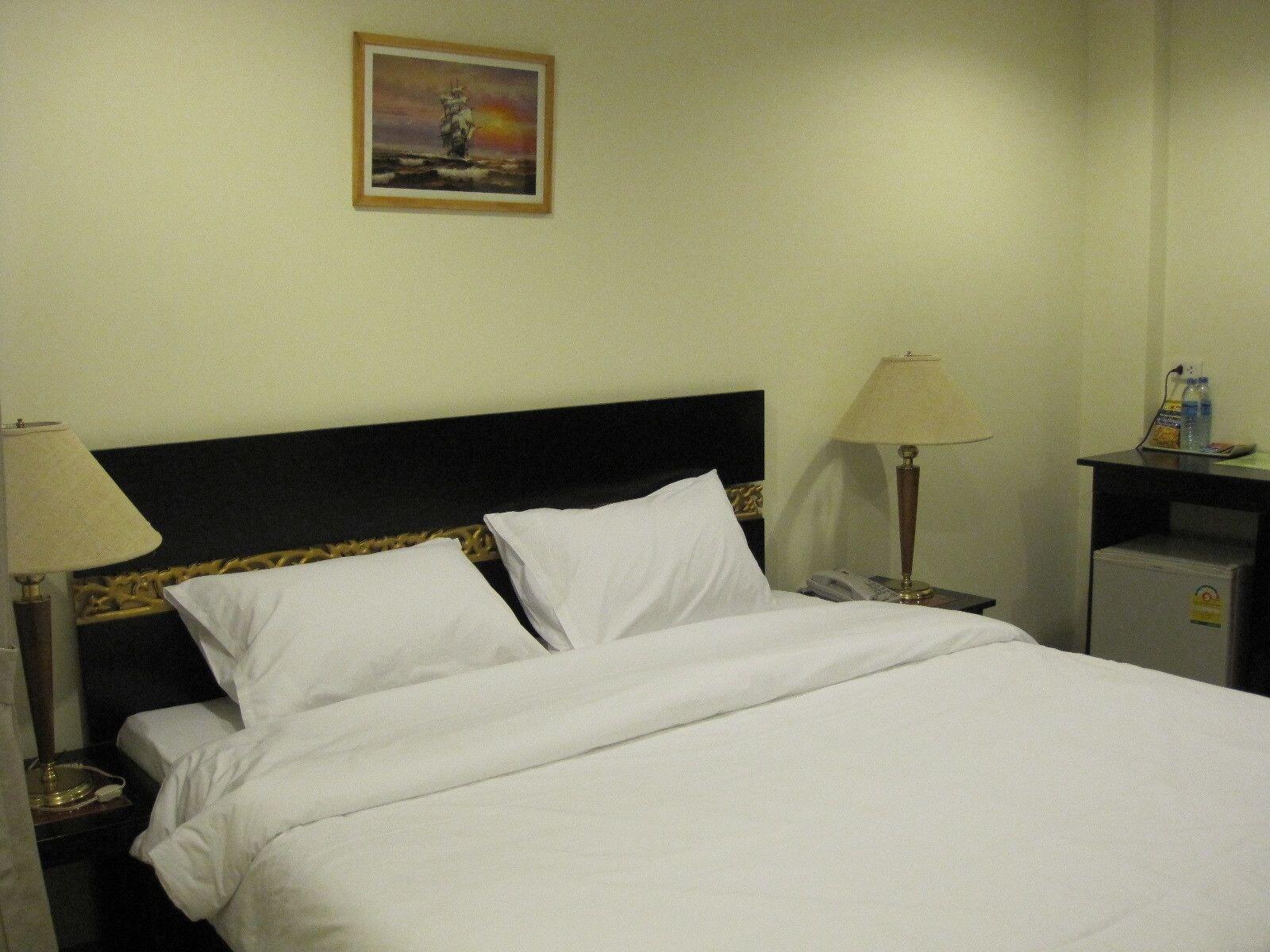 The Bang Khun Phrom Suites Bangkok Exteriör bild