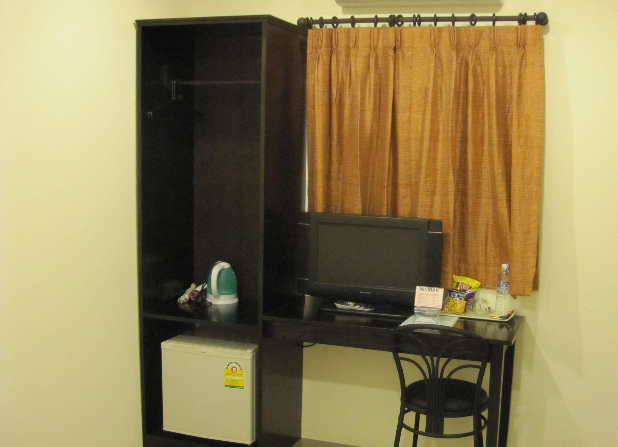The Bang Khun Phrom Suites Bangkok Exteriör bild