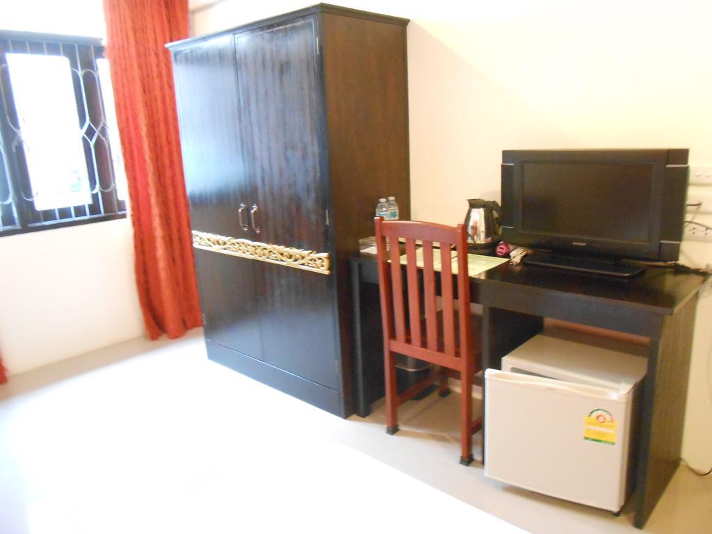 The Bang Khun Phrom Suites Bangkok Rum bild