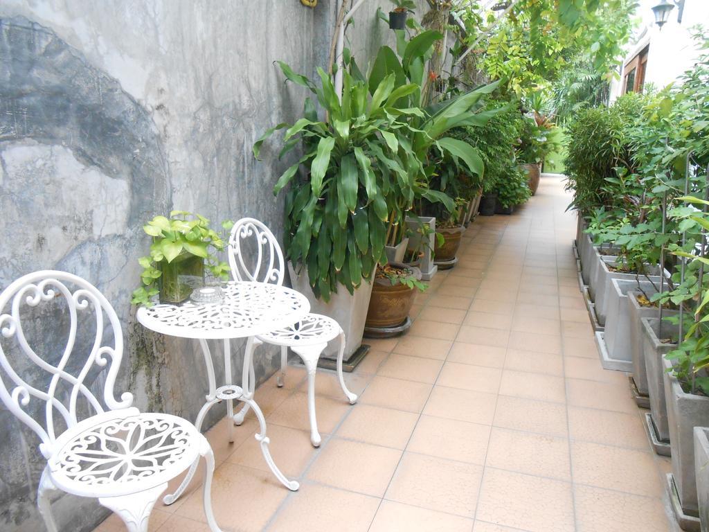 The Bang Khun Phrom Suites Bangkok Exteriör bild