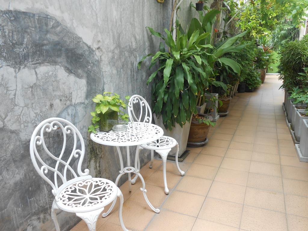 The Bang Khun Phrom Suites Bangkok Exteriör bild