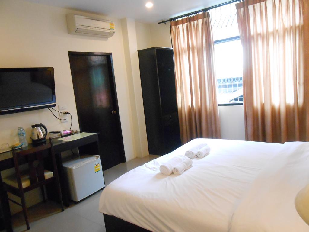 The Bang Khun Phrom Suites Bangkok Rum bild