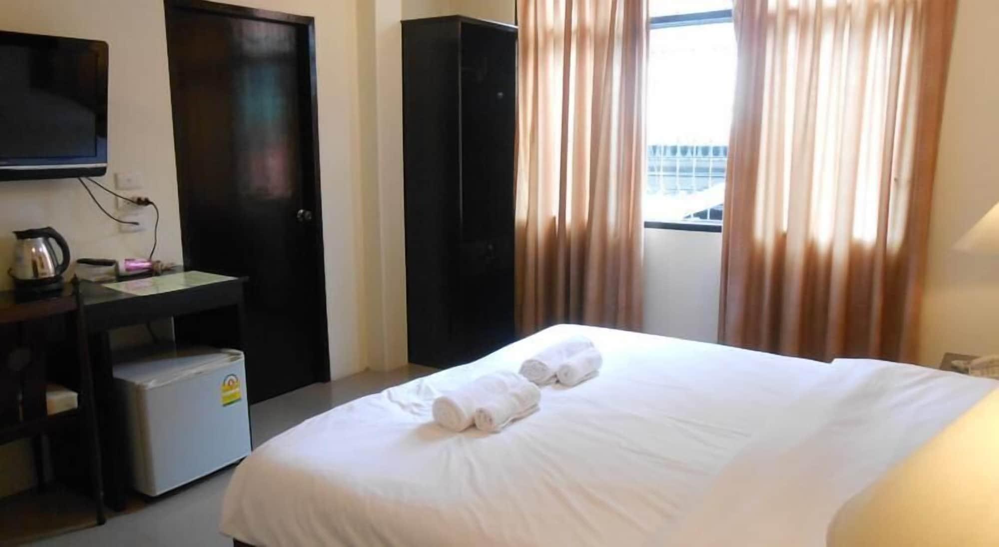 The Bang Khun Phrom Suites Bangkok Exteriör bild