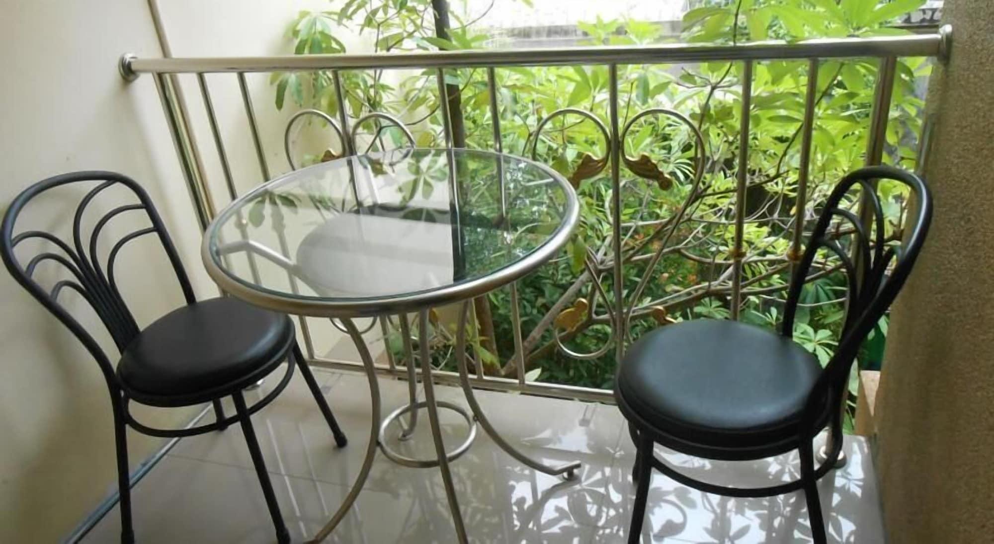 The Bang Khun Phrom Suites Bangkok Exteriör bild