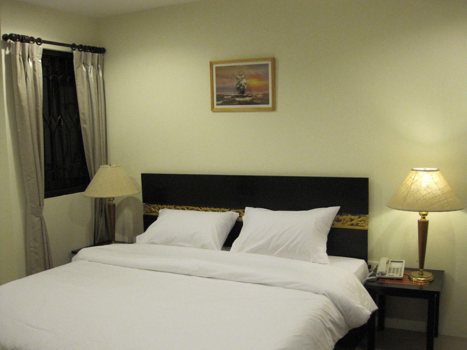 The Bang Khun Phrom Suites Bangkok Exteriör bild