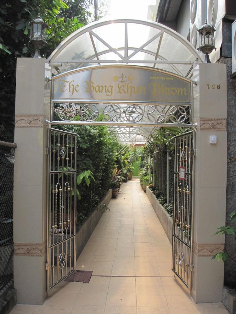 The Bang Khun Phrom Suites Bangkok Exteriör bild