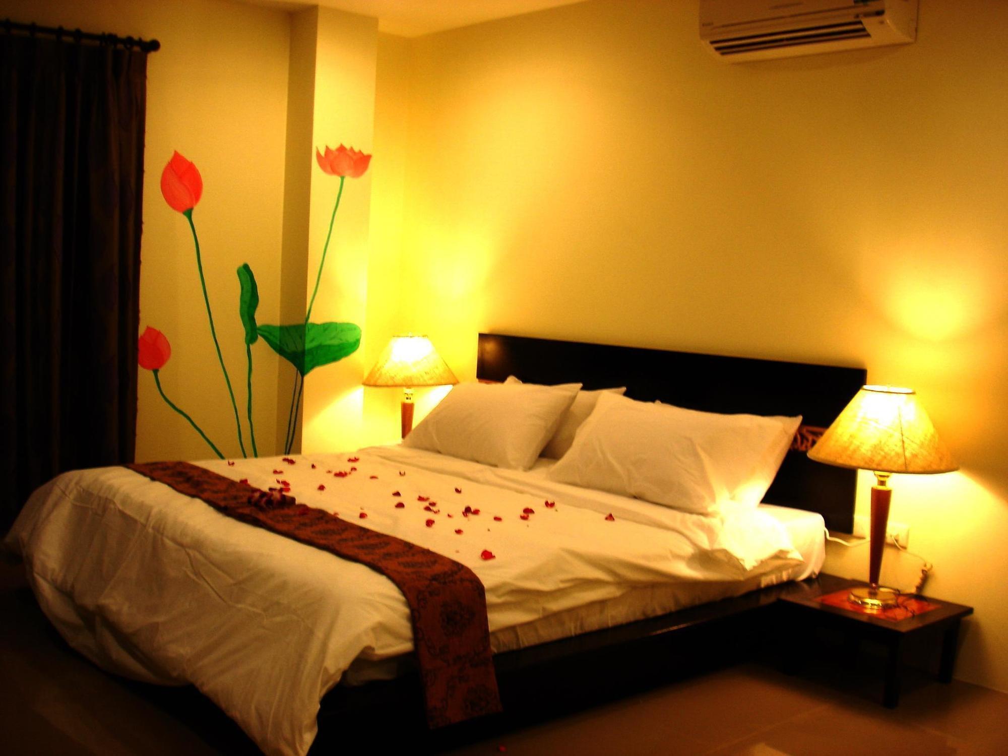 The Bang Khun Phrom Suites Bangkok Exteriör bild