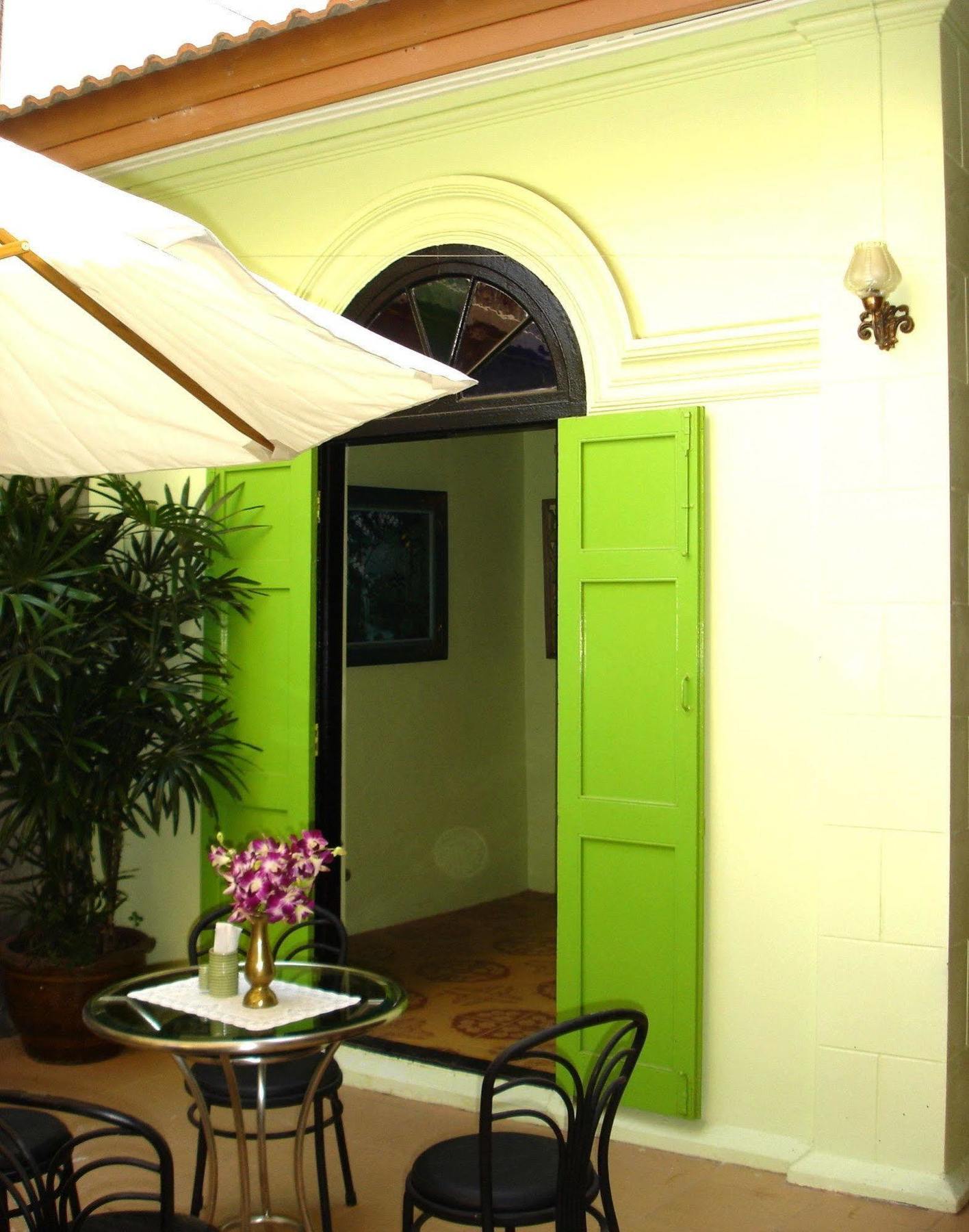 The Bang Khun Phrom Suites Bangkok Exteriör bild