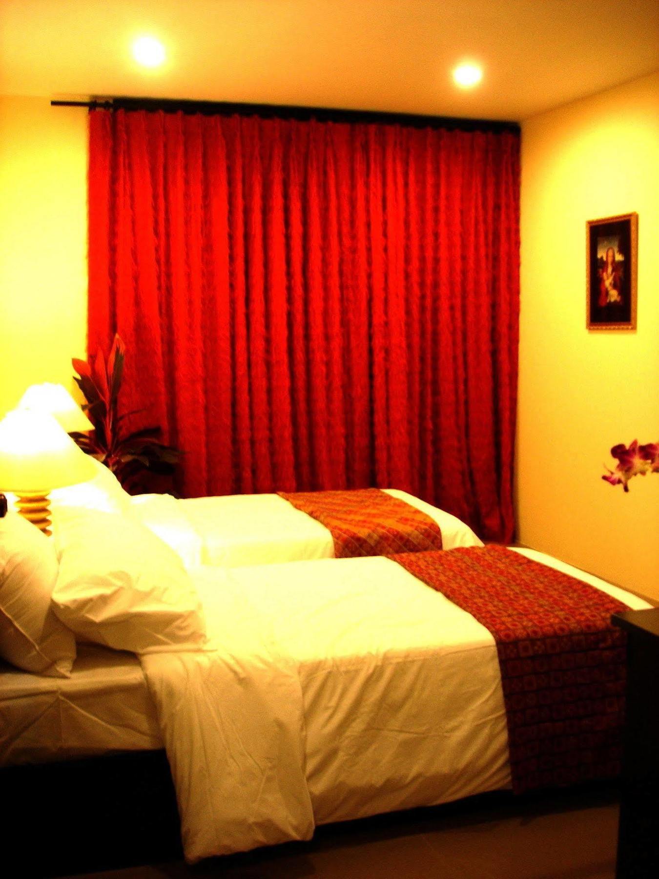 The Bang Khun Phrom Suites Bangkok Exteriör bild