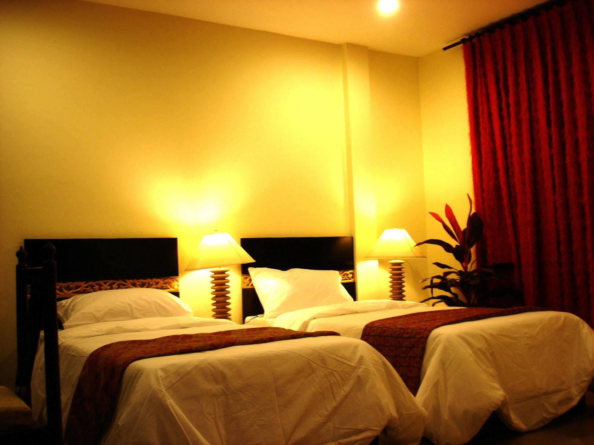 The Bang Khun Phrom Suites Bangkok Exteriör bild