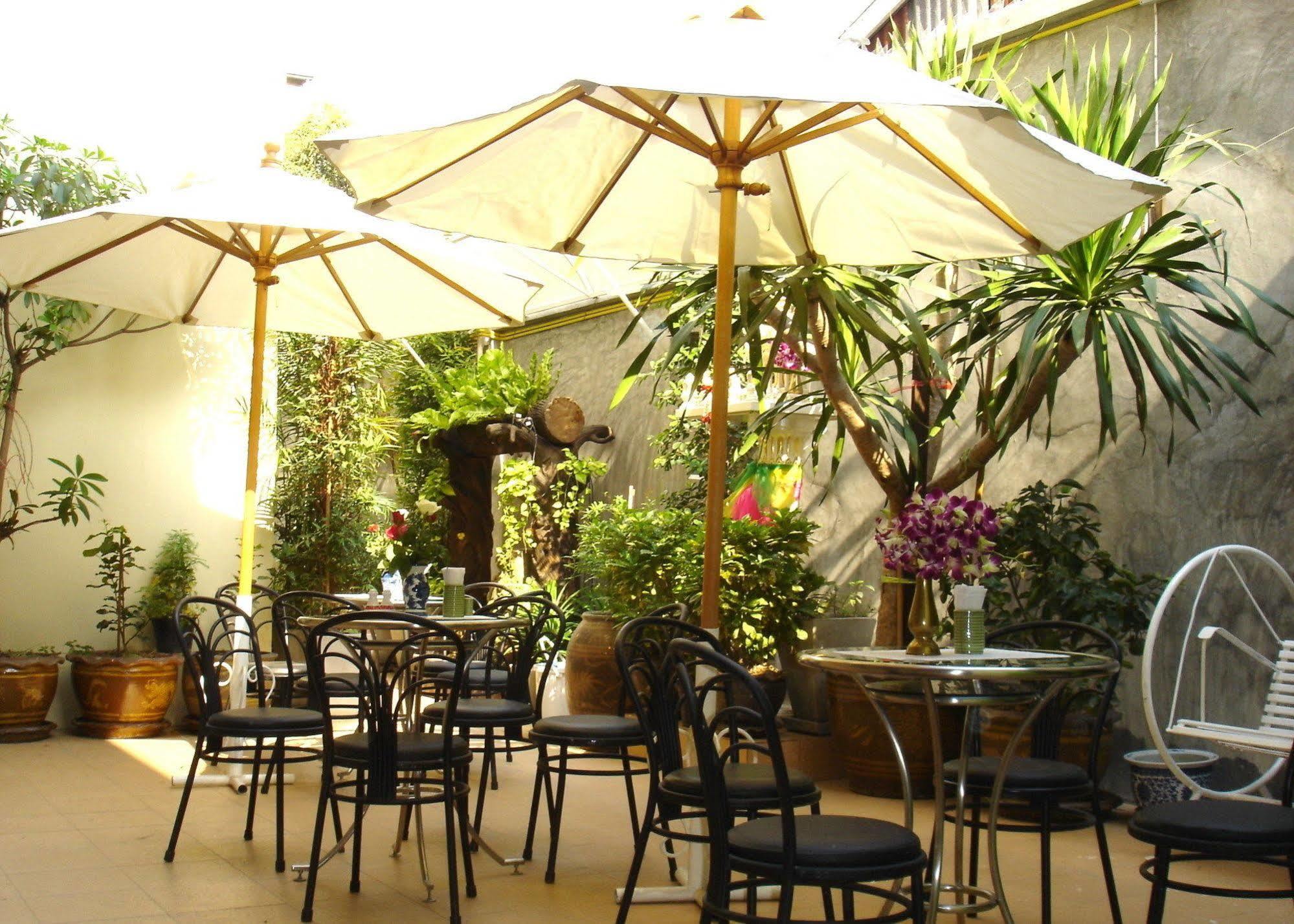 The Bang Khun Phrom Suites Bangkok Exteriör bild