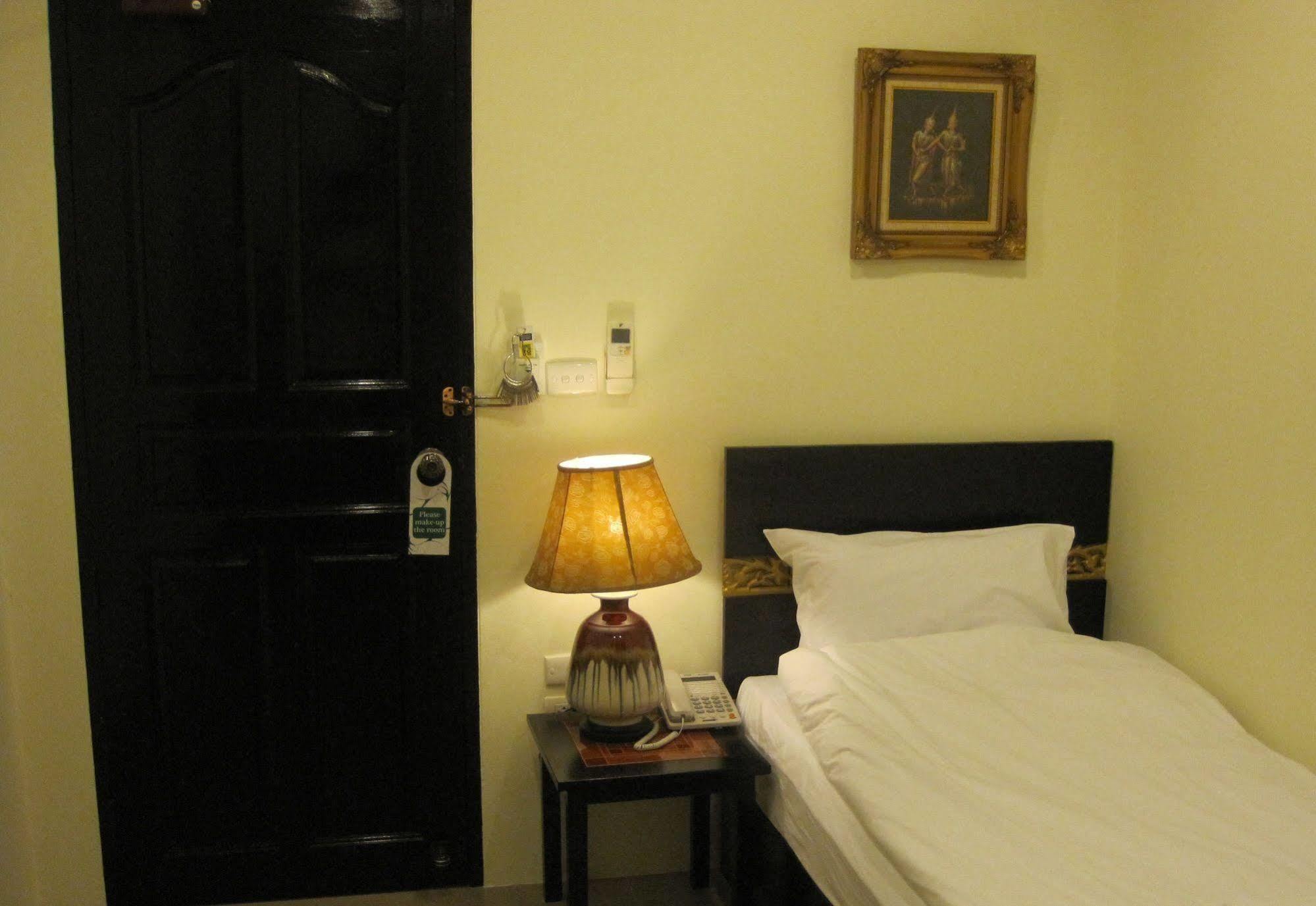 The Bang Khun Phrom Suites Bangkok Exteriör bild