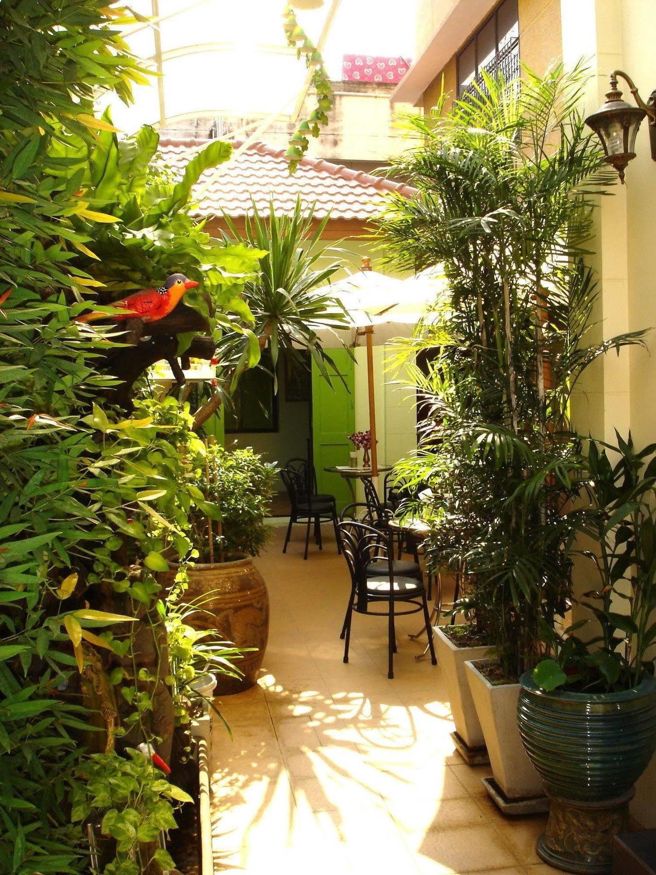 The Bang Khun Phrom Suites Bangkok Exteriör bild